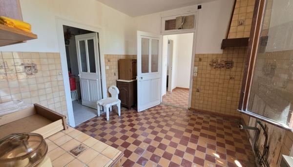 Maison de pays à fort potentiel au calme ! Terrain de 1 003 m² et dépendances