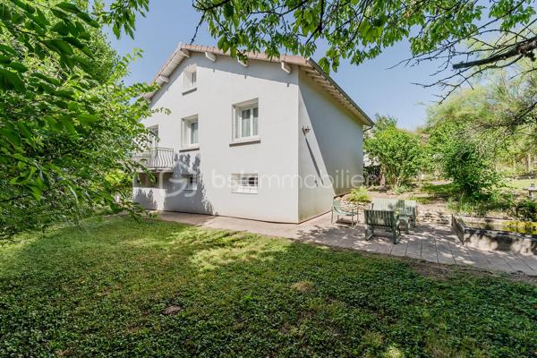 Vous recherchez une maison au calme, à proximité de toutes les commodités ? cette maison à 2 pas du centre ville , école et de la gare est faite pour vous! 
Son emplacement de choix avec un terrain de 823m2 saura vous séduire immédiatement. 
Avec ses 145m2 habitables, ses 2 garages et une rénovation énergétique réalisée en juin 2026 afin de vous faire bénéficier de tout le confort d'une construction neuve, cette maison saura vous ravir avec ses volumes et prestations. 
Elle se compose: 
Au rez de chaussée: 
- d'une entrée de 2,22m2
- d'une buanderie de 14,28m2
- d'un bureau ( idéal pour travailleur indépendant ou télétravail dans une pièce bien séparée du lieu de vie) de 9,89m2
- d'un garage de 28m2
- d'une cave de 9,62m2 

Au 1er étage: 
- d'un salon / salle à manger de 29,30m2 donnant sur un balcon 
- d'une cuisine fermée de 9,12m2 
- d'une chambre de 9,69m2
- d'une chambre de 10,26m2 
- d'un WC de 0,77m2
- d'une salle d'eau avec douche de 2,97m2

Au 2èeme étage: 
- d'une chambre mansardée de 24,33m2 idéal pour enfant et adolescent
- d'une salle d'eau avec WC de 1, 41m2
- d'une deuxième chambre mansardée de 27,97m2

Un garage indépendant de 22,45m2 avec une fosse pour les bricoleurs complète la maison. 
Côté jardin, le terrain est piscinable et possède une source qui vous permet d'arroser le jardin et de remplir votre future piscine. 

Côté prestations: 
- Pompe à chaleur air/eau avec ballon d'eau chaude installée en juin 2026 
- climatisation réversible dans toutes les pièces installée en juin 2026 
- Isolation extérieure et façade refaites en 2011
- Isolation sous rampants réalisée
- Fenêtres double vitrage PVC changées en 2013,2019 et 2023 + volets persienne
- Tout à l'égout 
- fibre 

En résumé, une maison avec 4 chambres, une rénovation énergétique complète et ses 2 garages au centre ville de Meximieux mais au calme. Bien rare à visiter sans tarder pour mieux apprécier. 
Visite virtuelle disponible sur mon site.