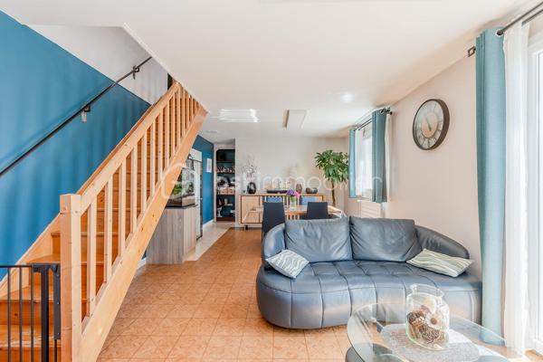 Vous recherchez une maison au calme, à proximité de toutes les commodités ? cette maison à 2 pas du centre ville , école et de la gare est faite pour vous! 
Son emplacement de choix avec un terrain de 823m2 saura vous séduire immédiatement. 
Avec ses 145m2 habitables, ses 2 garages et une rénovation énergétique réalisée en juin 2026 afin de vous faire bénéficier de tout le confort d'une construction neuve, cette maison saura vous ravir avec ses volumes et prestations. 
Elle se compose: 
Au rez de chaussée: 
- d'une entrée de 2,22m2
- d'une buanderie de 14,28m2
- d'un bureau ( idéal pour travailleur indépendant ou télétravail dans une pièce bien séparée du lieu de vie) de 9,89m2
- d'un garage de 28m2
- d'une cave de 9,62m2 

Au 1er étage: 
- d'un salon / salle à manger de 29,30m2 donnant sur un balcon 
- d'une cuisine fermée de 9,12m2 
- d'une chambre de 9,69m2
- d'une chambre de 10,26m2 
- d'un WC de 0,77m2
- d'une salle d'eau avec douche de 2,97m2

Au 2èeme étage: 
- d'une chambre mansardée de 24,33m2 idéal pour enfant et adolescent
- d'une salle d'eau avec WC de 1, 41m2
- d'une deuxième chambre mansardée de 27,97m2

Un garage indépendant de 22,45m2 avec une fosse pour les bricoleurs complète la maison. 
Côté jardin, le terrain est piscinable et possède une source qui vous permet d'arroser le jardin et de remplir votre future piscine. 

Côté prestations: 
- Pompe à chaleur air/eau avec ballon d'eau chaude installée en juin 2026 
- climatisation réversible dans toutes les pièces installée en juin 2026 
- Isolation extérieure et façade refaites en 2011
- Isolation sous rampants réalisée
- Fenêtres double vitrage PVC changées en 2013,2019 et 2023 + volets persienne
- Tout à l'égout 
- fibre 

En résumé, une maison avec 4 chambres, une rénovation énergétique complète et ses 2 garages au centre ville de Meximieux mais au calme. Bien rare à visiter sans tarder pour mieux apprécier. 
Visite virtuelle disponible sur mon site.