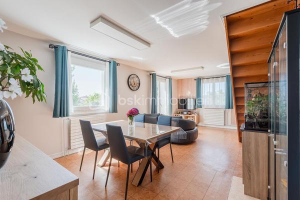 Vous recherchez une maison au calme, à proximité de toutes les commodités ? cette maison à 2 pas du centre ville , école et de la gare est faite pour vous! 
Son emplacement de choix avec un terrain de 823m2 saura vous séduire immédiatement. 
Avec ses 145m2 habitables, ses 2 garages et une rénovation énergétique réalisée en juin 2026 afin de vous faire bénéficier de tout le confort d'une construction neuve, cette maison saura vous ravir avec ses volumes et prestations. 
Elle se compose: 
Au rez de chaussée: 
- d'une entrée de 2,22m2
- d'une buanderie de 14,28m2
- d'un bureau ( idéal pour travailleur indépendant ou télétravail dans une pièce bien séparée du lieu de vie) de 9,89m2
- d'un garage de 28m2
- d'une cave de 9,62m2 

Au 1er étage: 
- d'un salon / salle à manger de 29,30m2 donnant sur un balcon 
- d'une cuisine fermée de 9,12m2 
- d'une chambre de 9,69m2
- d'une chambre de 10,26m2 
- d'un WC de 0,77m2
- d'une salle d'eau avec douche de 2,97m2

Au 2èeme étage: 
- d'une chambre mansardée de 24,33m2 idéal pour enfant et adolescent
- d'une salle d'eau avec WC de 1, 41m2
- d'une deuxième chambre mansardée de 27,97m2

Un garage indépendant de 22,45m2 avec une fosse pour les bricoleurs complète la maison. 
Côté jardin, le terrain est piscinable et possède une source qui vous permet d'arroser le jardin et de remplir votre future piscine. 

Côté prestations: 
- Pompe à chaleur air/eau avec ballon d'eau chaude installée en juin 2026 
- climatisation réversible dans toutes les pièces installée en juin 2026 
- Isolation extérieure et façade refaites en 2011
- Isolation sous rampants réalisée
- Fenêtres double vitrage PVC changées en 2013,2019 et 2023 + volets persienne
- Tout à l'égout 
- fibre 

En résumé, une maison avec 4 chambres, une rénovation énergétique complète et ses 2 garages au centre ville de Meximieux mais au calme. Bien rare à visiter sans tarder pour mieux apprécier. 
Visite virtuelle disponible sur mon site.