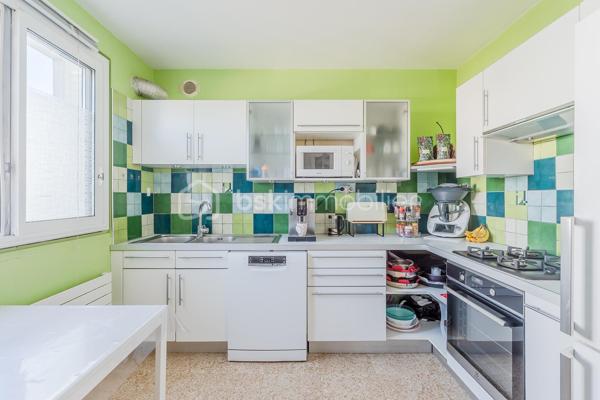Vous recherchez une maison au calme, à proximité de toutes les commodités ? cette maison à 2 pas du centre ville , école et de la gare est faite pour vous! 
Son emplacement de choix avec un terrain de 823m2 saura vous séduire immédiatement. 
Avec ses 145m2 habitables, ses 2 garages et une rénovation énergétique réalisée en juin 2026 afin de vous faire bénéficier de tout le confort d'une construction neuve, cette maison saura vous ravir avec ses volumes et prestations. 
Elle se compose: 
Au rez de chaussée: 
- d'une entrée de 2,22m2
- d'une buanderie de 14,28m2
- d'un bureau ( idéal pour travailleur indépendant ou télétravail dans une pièce bien séparée du lieu de vie) de 9,89m2
- d'un garage de 28m2
- d'une cave de 9,62m2 

Au 1er étage: 
- d'un salon / salle à manger de 29,30m2 donnant sur un balcon 
- d'une cuisine fermée de 9,12m2 
- d'une chambre de 9,69m2
- d'une chambre de 10,26m2 
- d'un WC de 0,77m2
- d'une salle d'eau avec douche de 2,97m2

Au 2èeme étage: 
- d'une chambre mansardée de 24,33m2 idéal pour enfant et adolescent
- d'une salle d'eau avec WC de 1, 41m2
- d'une deuxième chambre mansardée de 27,97m2

Un garage indépendant de 22,45m2 avec une fosse pour les bricoleurs complète la maison. 
Côté jardin, le terrain est piscinable et possède une source qui vous permet d'arroser le jardin et de remplir votre future piscine. 

Côté prestations: 
- Pompe à chaleur air/eau avec ballon d'eau chaude installée en juin 2026 
- climatisation réversible dans toutes les pièces installée en juin 2026 
- Isolation extérieure et façade refaites en 2011
- Isolation sous rampants réalisée
- Fenêtres double vitrage PVC changées en 2013,2019 et 2023 + volets persienne
- Tout à l'égout 
- fibre 

En résumé, une maison avec 4 chambres, une rénovation énergétique complète et ses 2 garages au centre ville de Meximieux mais au calme. Bien rare à visiter sans tarder pour mieux apprécier. 
Visite virtuelle disponible sur mon site.