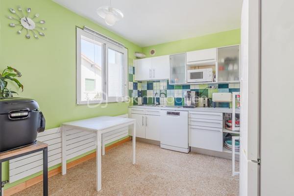 Vous recherchez une maison au calme, à proximité de toutes les commodités ? cette maison à 2 pas du centre ville , école et de la gare est faite pour vous! 
Son emplacement de choix avec un terrain de 823m2 saura vous séduire immédiatement. 
Avec ses 145m2 habitables, ses 2 garages et une rénovation énergétique réalisée en juin 2026 afin de vous faire bénéficier de tout le confort d'une construction neuve, cette maison saura vous ravir avec ses volumes et prestations. 
Elle se compose: 
Au rez de chaussée: 
- d'une entrée de 2,22m2
- d'une buanderie de 14,28m2
- d'un bureau ( idéal pour travailleur indépendant ou télétravail dans une pièce bien séparée du lieu de vie) de 9,89m2
- d'un garage de 28m2
- d'une cave de 9,62m2 

Au 1er étage: 
- d'un salon / salle à manger de 29,30m2 donnant sur un balcon 
- d'une cuisine fermée de 9,12m2 
- d'une chambre de 9,69m2
- d'une chambre de 10,26m2 
- d'un WC de 0,77m2
- d'une salle d'eau avec douche de 2,97m2

Au 2èeme étage: 
- d'une chambre mansardée de 24,33m2 idéal pour enfant et adolescent
- d'une salle d'eau avec WC de 1, 41m2
- d'une deuxième chambre mansardée de 27,97m2

Un garage indépendant de 22,45m2 avec une fosse pour les bricoleurs complète la maison. 
Côté jardin, le terrain est piscinable et possède une source qui vous permet d'arroser le jardin et de remplir votre future piscine. 

Côté prestations: 
- Pompe à chaleur air/eau avec ballon d'eau chaude installée en juin 2026 
- climatisation réversible dans toutes les pièces installée en juin 2026 
- Isolation extérieure et façade refaites en 2011
- Isolation sous rampants réalisée
- Fenêtres double vitrage PVC changées en 2013,2019 et 2023 + volets persienne
- Tout à l'égout 
- fibre 

En résumé, une maison avec 4 chambres, une rénovation énergétique complète et ses 2 garages au centre ville de Meximieux mais au calme. Bien rare à visiter sans tarder pour mieux apprécier. 
Visite virtuelle disponible sur mon site.