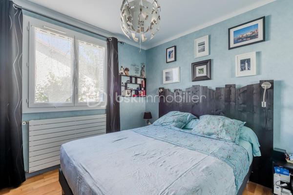 Vous recherchez une maison au calme, à proximité de toutes les commodités ? cette maison à 2 pas du centre ville , école et de la gare est faite pour vous! 
Son emplacement de choix avec un terrain de 823m2 saura vous séduire immédiatement. 
Avec ses 145m2 habitables, ses 2 garages et une rénovation énergétique réalisée en juin 2026 afin de vous faire bénéficier de tout le confort d'une construction neuve, cette maison saura vous ravir avec ses volumes et prestations. 
Elle se compose: 
Au rez de chaussée: 
- d'une entrée de 2,22m2
- d'une buanderie de 14,28m2
- d'un bureau ( idéal pour travailleur indépendant ou télétravail dans une pièce bien séparée du lieu de vie) de 9,89m2
- d'un garage de 28m2
- d'une cave de 9,62m2 

Au 1er étage: 
- d'un salon / salle à manger de 29,30m2 donnant sur un balcon 
- d'une cuisine fermée de 9,12m2 
- d'une chambre de 9,69m2
- d'une chambre de 10,26m2 
- d'un WC de 0,77m2
- d'une salle d'eau avec douche de 2,97m2

Au 2èeme étage: 
- d'une chambre mansardée de 24,33m2 idéal pour enfant et adolescent
- d'une salle d'eau avec WC de 1, 41m2
- d'une deuxième chambre mansardée de 27,97m2

Un garage indépendant de 22,45m2 avec une fosse pour les bricoleurs complète la maison. 
Côté jardin, le terrain est piscinable et possède une source qui vous permet d'arroser le jardin et de remplir votre future piscine. 

Côté prestations: 
- Pompe à chaleur air/eau avec ballon d'eau chaude installée en juin 2026 
- climatisation réversible dans toutes les pièces installée en juin 2026 
- Isolation extérieure et façade refaites en 2011
- Isolation sous rampants réalisée
- Fenêtres double vitrage PVC changées en 2013,2019 et 2023 + volets persienne
- Tout à l'égout 
- fibre 

En résumé, une maison avec 4 chambres, une rénovation énergétique complète et ses 2 garages au centre ville de Meximieux mais au calme. Bien rare à visiter sans tarder pour mieux apprécier. 
Visite virtuelle disponible sur mon site.