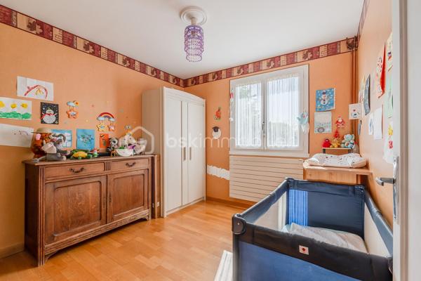 Vous recherchez une maison au calme, à proximité de toutes les commodités ? cette maison à 2 pas du centre ville , école et de la gare est faite pour vous! 
Son emplacement de choix avec un terrain de 823m2 saura vous séduire immédiatement. 
Avec ses 145m2 habitables, ses 2 garages et une rénovation énergétique réalisée en juin 2026 afin de vous faire bénéficier de tout le confort d'une construction neuve, cette maison saura vous ravir avec ses volumes et prestations. 
Elle se compose: 
Au rez de chaussée: 
- d'une entrée de 2,22m2
- d'une buanderie de 14,28m2
- d'un bureau ( idéal pour travailleur indépendant ou télétravail dans une pièce bien séparée du lieu de vie) de 9,89m2
- d'un garage de 28m2
- d'une cave de 9,62m2 

Au 1er étage: 
- d'un salon / salle à manger de 29,30m2 donnant sur un balcon 
- d'une cuisine fermée de 9,12m2 
- d'une chambre de 9,69m2
- d'une chambre de 10,26m2 
- d'un WC de 0,77m2
- d'une salle d'eau avec douche de 2,97m2

Au 2èeme étage: 
- d'une chambre mansardée de 24,33m2 idéal pour enfant et adolescent
- d'une salle d'eau avec WC de 1, 41m2
- d'une deuxième chambre mansardée de 27,97m2

Un garage indépendant de 22,45m2 avec une fosse pour les bricoleurs complète la maison. 
Côté jardin, le terrain est piscinable et possède une source qui vous permet d'arroser le jardin et de remplir votre future piscine. 

Côté prestations: 
- Pompe à chaleur air/eau avec ballon d'eau chaude installée en juin 2026 
- climatisation réversible dans toutes les pièces installée en juin 2026 
- Isolation extérieure et façade refaites en 2011
- Isolation sous rampants réalisée
- Fenêtres double vitrage PVC changées en 2013,2019 et 2023 + volets persienne
- Tout à l'égout 
- fibre 

En résumé, une maison avec 4 chambres, une rénovation énergétique complète et ses 2 garages au centre ville de Meximieux mais au calme. Bien rare à visiter sans tarder pour mieux apprécier. 
Visite virtuelle disponible sur mon site.