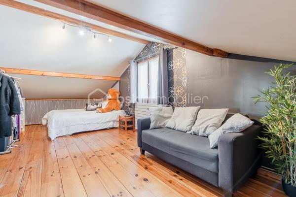 Vous recherchez une maison au calme, à proximité de toutes les commodités ? cette maison à 2 pas du centre ville , école et de la gare est faite pour vous! 
Son emplacement de choix avec un terrain de 823m2 saura vous séduire immédiatement. 
Avec ses 145m2 habitables, ses 2 garages et une rénovation énergétique réalisée en juin 2026 afin de vous faire bénéficier de tout le confort d'une construction neuve, cette maison saura vous ravir avec ses volumes et prestations. 
Elle se compose: 
Au rez de chaussée: 
- d'une entrée de 2,22m2
- d'une buanderie de 14,28m2
- d'un bureau ( idéal pour travailleur indépendant ou télétravail dans une pièce bien séparée du lieu de vie) de 9,89m2
- d'un garage de 28m2
- d'une cave de 9,62m2 

Au 1er étage: 
- d'un salon / salle à manger de 29,30m2 donnant sur un balcon 
- d'une cuisine fermée de 9,12m2 
- d'une chambre de 9,69m2
- d'une chambre de 10,26m2 
- d'un WC de 0,77m2
- d'une salle d'eau avec douche de 2,97m2

Au 2èeme étage: 
- d'une chambre mansardée de 24,33m2 idéal pour enfant et adolescent
- d'une salle d'eau avec WC de 1, 41m2
- d'une deuxième chambre mansardée de 27,97m2

Un garage indépendant de 22,45m2 avec une fosse pour les bricoleurs complète la maison. 
Côté jardin, le terrain est piscinable et possède une source qui vous permet d'arroser le jardin et de remplir votre future piscine. 

Côté prestations: 
- Pompe à chaleur air/eau avec ballon d'eau chaude installée en juin 2026 
- climatisation réversible dans toutes les pièces installée en juin 2026 
- Isolation extérieure et façade refaites en 2011
- Isolation sous rampants réalisée
- Fenêtres double vitrage PVC changées en 2013,2019 et 2023 + volets persienne
- Tout à l'égout 
- fibre 

En résumé, une maison avec 4 chambres, une rénovation énergétique complète et ses 2 garages au centre ville de Meximieux mais au calme. Bien rare à visiter sans tarder pour mieux apprécier. 
Visite virtuelle disponible sur mon site.