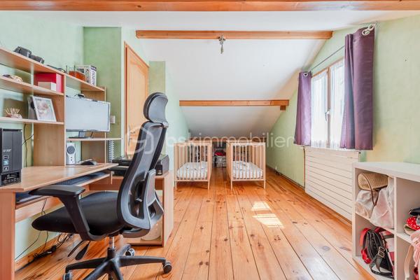 Vous recherchez une maison au calme, à proximité de toutes les commodités ? cette maison à 2 pas du centre ville , école et de la gare est faite pour vous! 
Son emplacement de choix avec un terrain de 823m2 saura vous séduire immédiatement. 
Avec ses 145m2 habitables, ses 2 garages et une rénovation énergétique réalisée en juin 2026 afin de vous faire bénéficier de tout le confort d'une construction neuve, cette maison saura vous ravir avec ses volumes et prestations. 
Elle se compose: 
Au rez de chaussée: 
- d'une entrée de 2,22m2
- d'une buanderie de 14,28m2
- d'un bureau ( idéal pour travailleur indépendant ou télétravail dans une pièce bien séparée du lieu de vie) de 9,89m2
- d'un garage de 28m2
- d'une cave de 9,62m2 

Au 1er étage: 
- d'un salon / salle à manger de 29,30m2 donnant sur un balcon 
- d'une cuisine fermée de 9,12m2 
- d'une chambre de 9,69m2
- d'une chambre de 10,26m2 
- d'un WC de 0,77m2
- d'une salle d'eau avec douche de 2,97m2

Au 2èeme étage: 
- d'une chambre mansardée de 24,33m2 idéal pour enfant et adolescent
- d'une salle d'eau avec WC de 1, 41m2
- d'une deuxième chambre mansardée de 27,97m2

Un garage indépendant de 22,45m2 avec une fosse pour les bricoleurs complète la maison. 
Côté jardin, le terrain est piscinable et possède une source qui vous permet d'arroser le jardin et de remplir votre future piscine. 

Côté prestations: 
- Pompe à chaleur air/eau avec ballon d'eau chaude installée en juin 2026 
- climatisation réversible dans toutes les pièces installée en juin 2026 
- Isolation extérieure et façade refaites en 2011
- Isolation sous rampants réalisée
- Fenêtres double vitrage PVC changées en 2013,2019 et 2023 + volets persienne
- Tout à l'égout 
- fibre 

En résumé, une maison avec 4 chambres, une rénovation énergétique complète et ses 2 garages au centre ville de Meximieux mais au calme. Bien rare à visiter sans tarder pour mieux apprécier. 
Visite virtuelle disponible sur mon site.