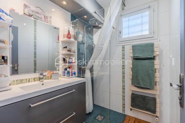 Vous recherchez une maison au calme, à proximité de toutes les commodités ? cette maison à 2 pas du centre ville , école et de la gare est faite pour vous! 
Son emplacement de choix avec un terrain de 823m2 saura vous séduire immédiatement. 
Avec ses 145m2 habitables, ses 2 garages et une rénovation énergétique réalisée en juin 2026 afin de vous faire bénéficier de tout le confort d'une construction neuve, cette maison saura vous ravir avec ses volumes et prestations. 
Elle se compose: 
Au rez de chaussée: 
- d'une entrée de 2,22m2
- d'une buanderie de 14,28m2
- d'un bureau ( idéal pour travailleur indépendant ou télétravail dans une pièce bien séparée du lieu de vie) de 9,89m2
- d'un garage de 28m2
- d'une cave de 9,62m2 

Au 1er étage: 
- d'un salon / salle à manger de 29,30m2 donnant sur un balcon 
- d'une cuisine fermée de 9,12m2 
- d'une chambre de 9,69m2
- d'une chambre de 10,26m2 
- d'un WC de 0,77m2
- d'une salle d'eau avec douche de 2,97m2

Au 2èeme étage: 
- d'une chambre mansardée de 24,33m2 idéal pour enfant et adolescent
- d'une salle d'eau avec WC de 1, 41m2
- d'une deuxième chambre mansardée de 27,97m2

Un garage indépendant de 22,45m2 avec une fosse pour les bricoleurs complète la maison. 
Côté jardin, le terrain est piscinable et possède une source qui vous permet d'arroser le jardin et de remplir votre future piscine. 

Côté prestations: 
- Pompe à chaleur air/eau avec ballon d'eau chaude installée en juin 2026 
- climatisation réversible dans toutes les pièces installée en juin 2026 
- Isolation extérieure et façade refaites en 2011
- Isolation sous rampants réalisée
- Fenêtres double vitrage PVC changées en 2013,2019 et 2023 + volets persienne
- Tout à l'égout 
- fibre 

En résumé, une maison avec 4 chambres, une rénovation énergétique complète et ses 2 garages au centre ville de Meximieux mais au calme. Bien rare à visiter sans tarder pour mieux apprécier. 
Visite virtuelle disponible sur mon site.