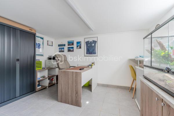 Vous recherchez une maison au calme, à proximité de toutes les commodités ? cette maison à 2 pas du centre ville , école et de la gare est faite pour vous! 
Son emplacement de choix avec un terrain de 823m2 saura vous séduire immédiatement. 
Avec ses 145m2 habitables, ses 2 garages et une rénovation énergétique réalisée en juin 2026 afin de vous faire bénéficier de tout le confort d'une construction neuve, cette maison saura vous ravir avec ses volumes et prestations. 
Elle se compose: 
Au rez de chaussée: 
- d'une entrée de 2,22m2
- d'une buanderie de 14,28m2
- d'un bureau ( idéal pour travailleur indépendant ou télétravail dans une pièce bien séparée du lieu de vie) de 9,89m2
- d'un garage de 28m2
- d'une cave de 9,62m2 

Au 1er étage: 
- d'un salon / salle à manger de 29,30m2 donnant sur un balcon 
- d'une cuisine fermée de 9,12m2 
- d'une chambre de 9,69m2
- d'une chambre de 10,26m2 
- d'un WC de 0,77m2
- d'une salle d'eau avec douche de 2,97m2

Au 2èeme étage: 
- d'une chambre mansardée de 24,33m2 idéal pour enfant et adolescent
- d'une salle d'eau avec WC de 1, 41m2
- d'une deuxième chambre mansardée de 27,97m2

Un garage indépendant de 22,45m2 avec une fosse pour les bricoleurs complète la maison. 
Côté jardin, le terrain est piscinable et possède une source qui vous permet d'arroser le jardin et de remplir votre future piscine. 

Côté prestations: 
- Pompe à chaleur air/eau avec ballon d'eau chaude installée en juin 2026 
- climatisation réversible dans toutes les pièces installée en juin 2026 
- Isolation extérieure et façade refaites en 2011
- Isolation sous rampants réalisée
- Fenêtres double vitrage PVC changées en 2013,2019 et 2023 + volets persienne
- Tout à l'égout 
- fibre 

En résumé, une maison avec 4 chambres, une rénovation énergétique complète et ses 2 garages au centre ville de Meximieux mais au calme. Bien rare à visiter sans tarder pour mieux apprécier. 
Visite virtuelle disponible sur mon site.