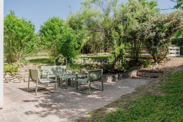 Vous recherchez une maison au calme, à proximité de toutes les commodités ? cette maison à 2 pas du centre ville , école et de la gare est faite pour vous! 
Son emplacement de choix avec un terrain de 823m2 saura vous séduire immédiatement. 
Avec ses 145m2 habitables, ses 2 garages et une rénovation énergétique réalisée en juin 2026 afin de vous faire bénéficier de tout le confort d'une construction neuve, cette maison saura vous ravir avec ses volumes et prestations. 
Elle se compose: 
Au rez de chaussée: 
- d'une entrée de 2,22m2
- d'une buanderie de 14,28m2
- d'un bureau ( idéal pour travailleur indépendant ou télétravail dans une pièce bien séparée du lieu de vie) de 9,89m2
- d'un garage de 28m2
- d'une cave de 9,62m2 

Au 1er étage: 
- d'un salon / salle à manger de 29,30m2 donnant sur un balcon 
- d'une cuisine fermée de 9,12m2 
- d'une chambre de 9,69m2
- d'une chambre de 10,26m2 
- d'un WC de 0,77m2
- d'une salle d'eau avec douche de 2,97m2

Au 2èeme étage: 
- d'une chambre mansardée de 24,33m2 idéal pour enfant et adolescent
- d'une salle d'eau avec WC de 1, 41m2
- d'une deuxième chambre mansardée de 27,97m2

Un garage indépendant de 22,45m2 avec une fosse pour les bricoleurs complète la maison. 
Côté jardin, le terrain est piscinable et possède une source qui vous permet d'arroser le jardin et de remplir votre future piscine. 

Côté prestations: 
- Pompe à chaleur air/eau avec ballon d'eau chaude installée en juin 2026 
- climatisation réversible dans toutes les pièces installée en juin 2026 
- Isolation extérieure et façade refaites en 2011
- Isolation sous rampants réalisée
- Fenêtres double vitrage PVC changées en 2013,2019 et 2023 + volets persienne
- Tout à l'égout 
- fibre 

En résumé, une maison avec 4 chambres, une rénovation énergétique complète et ses 2 garages au centre ville de Meximieux mais au calme. Bien rare à visiter sans tarder pour mieux apprécier. 
Visite virtuelle disponible sur mon site.
