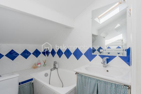 Vous recherchez une maison au calme, à proximité de toutes les commodités ? cette maison à 2 pas du centre ville , école et de la gare est faite pour vous! 
Son emplacement de choix avec un terrain de 823m2 saura vous séduire immédiatement. 
Avec ses 145m2 habitables, ses 2 garages et une rénovation énergétique réalisée en juin 2026 afin de vous faire bénéficier de tout le confort d'une construction neuve, cette maison saura vous ravir avec ses volumes et prestations. 
Elle se compose: 
Au rez de chaussée: 
- d'une entrée de 2,22m2
- d'une buanderie de 14,28m2
- d'un bureau ( idéal pour travailleur indépendant ou télétravail dans une pièce bien séparée du lieu de vie) de 9,89m2
- d'un garage de 28m2
- d'une cave de 9,62m2 

Au 1er étage: 
- d'un salon / salle à manger de 29,30m2 donnant sur un balcon 
- d'une cuisine fermée de 9,12m2 
- d'une chambre de 9,69m2
- d'une chambre de 10,26m2 
- d'un WC de 0,77m2
- d'une salle d'eau avec douche de 2,97m2

Au 2èeme étage: 
- d'une chambre mansardée de 24,33m2 idéal pour enfant et adolescent
- d'une salle d'eau avec WC de 1, 41m2
- d'une deuxième chambre mansardée de 27,97m2

Un garage indépendant de 22,45m2 avec une fosse pour les bricoleurs complète la maison. 
Côté jardin, le terrain est piscinable et possède une source qui vous permet d'arroser le jardin et de remplir votre future piscine. 

Côté prestations: 
- Pompe à chaleur air/eau avec ballon d'eau chaude installée en juin 2026 
- climatisation réversible dans toutes les pièces installée en juin 2026 
- Isolation extérieure et façade refaites en 2011
- Isolation sous rampants réalisée
- Fenêtres double vitrage PVC changées en 2013,2019 et 2023 + volets persienne
- Tout à l'égout 
- fibre 

En résumé, une maison avec 4 chambres, une rénovation énergétique complète et ses 2 garages au centre ville de Meximieux mais au calme. Bien rare à visiter sans tarder pour mieux apprécier. 
Visite virtuelle disponible sur mon site.