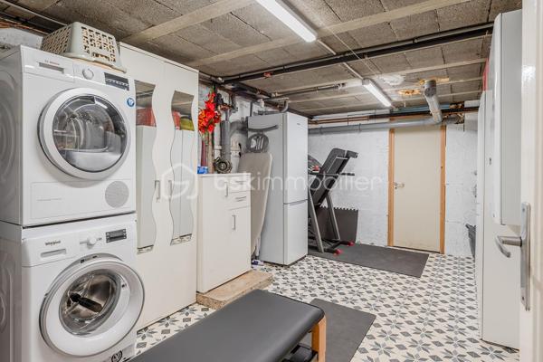 Vous recherchez une maison au calme, à proximité de toutes les commodités ? cette maison à 2 pas du centre ville , école et de la gare est faite pour vous! 
Son emplacement de choix avec un terrain de 823m2 saura vous séduire immédiatement. 
Avec ses 145m2 habitables, ses 2 garages et une rénovation énergétique réalisée en juin 2026 afin de vous faire bénéficier de tout le confort d'une construction neuve, cette maison saura vous ravir avec ses volumes et prestations. 
Elle se compose: 
Au rez de chaussée: 
- d'une entrée de 2,22m2
- d'une buanderie de 14,28m2
- d'un bureau ( idéal pour travailleur indépendant ou télétravail dans une pièce bien séparée du lieu de vie) de 9,89m2
- d'un garage de 28m2
- d'une cave de 9,62m2 

Au 1er étage: 
- d'un salon / salle à manger de 29,30m2 donnant sur un balcon 
- d'une cuisine fermée de 9,12m2 
- d'une chambre de 9,69m2
- d'une chambre de 10,26m2 
- d'un WC de 0,77m2
- d'une salle d'eau avec douche de 2,97m2

Au 2èeme étage: 
- d'une chambre mansardée de 24,33m2 idéal pour enfant et adolescent
- d'une salle d'eau avec WC de 1, 41m2
- d'une deuxième chambre mansardée de 27,97m2

Un garage indépendant de 22,45m2 avec une fosse pour les bricoleurs complète la maison. 
Côté jardin, le terrain est piscinable et possède une source qui vous permet d'arroser le jardin et de remplir votre future piscine. 

Côté prestations: 
- Pompe à chaleur air/eau avec ballon d'eau chaude installée en juin 2026 
- climatisation réversible dans toutes les pièces installée en juin 2026 
- Isolation extérieure et façade refaites en 2011
- Isolation sous rampants réalisée
- Fenêtres double vitrage PVC changées en 2013,2019 et 2023 + volets persienne
- Tout à l'égout 
- fibre 

En résumé, une maison avec 4 chambres, une rénovation énergétique complète et ses 2 garages au centre ville de Meximieux mais au calme. Bien rare à visiter sans tarder pour mieux apprécier. 
Visite virtuelle disponible sur mon site.