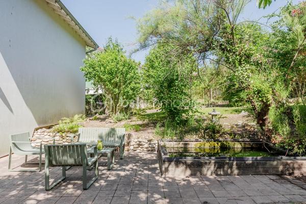Vous recherchez une maison au calme, à proximité de toutes les commodités ? cette maison à 2 pas du centre ville , école et de la gare est faite pour vous! 
Son emplacement de choix avec un terrain de 823m2 saura vous séduire immédiatement. 
Avec ses 145m2 habitables, ses 2 garages et une rénovation énergétique réalisée en juin 2026 afin de vous faire bénéficier de tout le confort d'une construction neuve, cette maison saura vous ravir avec ses volumes et prestations. 
Elle se compose: 
Au rez de chaussée: 
- d'une entrée de 2,22m2
- d'une buanderie de 14,28m2
- d'un bureau ( idéal pour travailleur indépendant ou télétravail dans une pièce bien séparée du lieu de vie) de 9,89m2
- d'un garage de 28m2
- d'une cave de 9,62m2 

Au 1er étage: 
- d'un salon / salle à manger de 29,30m2 donnant sur un balcon 
- d'une cuisine fermée de 9,12m2 
- d'une chambre de 9,69m2
- d'une chambre de 10,26m2 
- d'un WC de 0,77m2
- d'une salle d'eau avec douche de 2,97m2

Au 2èeme étage: 
- d'une chambre mansardée de 24,33m2 idéal pour enfant et adolescent
- d'une salle d'eau avec WC de 1, 41m2
- d'une deuxième chambre mansardée de 27,97m2

Un garage indépendant de 22,45m2 avec une fosse pour les bricoleurs complète la maison. 
Côté jardin, le terrain est piscinable et possède une source qui vous permet d'arroser le jardin et de remplir votre future piscine. 

Côté prestations: 
- Pompe à chaleur air/eau avec ballon d'eau chaude installée en juin 2026 
- climatisation réversible dans toutes les pièces installée en juin 2026 
- Isolation extérieure et façade refaites en 2011
- Isolation sous rampants réalisée
- Fenêtres double vitrage PVC changées en 2013,2019 et 2023 + volets persienne
- Tout à l'égout 
- fibre 

En résumé, une maison avec 4 chambres, une rénovation énergétique complète et ses 2 garages au centre ville de Meximieux mais au calme. Bien rare à visiter sans tarder pour mieux apprécier. 
Visite virtuelle disponible sur mon site.