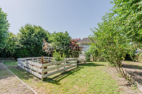 Vous recherchez une maison au calme, à proximité de toutes les commodités ? cette maison à 2 pas du centre ville , école et de la gare est faite pour vous! 
Son emplacement de choix avec un terrain de 823m2 saura vous séduire immédiatement. 
Avec ses 145m2 habitables, ses 2 garages et une rénovation énergétique réalisée en juin 2026 afin de vous faire bénéficier de tout le confort d'une construction neuve, cette maison saura vous ravir avec ses volumes et prestations. 
Elle se compose: 
Au rez de chaussée: 
- d'une entrée de 2,22m2
- d'une buanderie de 14,28m2
- d'un bureau ( idéal pour travailleur indépendant ou télétravail dans une pièce bien séparée du lieu de vie) de 9,89m2
- d'un garage de 28m2
- d'une cave de 9,62m2 

Au 1er étage: 
- d'un salon / salle à manger de 29,30m2 donnant sur un balcon 
- d'une cuisine fermée de 9,12m2 
- d'une chambre de 9,69m2
- d'une chambre de 10,26m2 
- d'un WC de 0,77m2
- d'une salle d'eau avec douche de 2,97m2

Au 2èeme étage: 
- d'une chambre mansardée de 24,33m2 idéal pour enfant et adolescent
- d'une salle d'eau avec WC de 1, 41m2
- d'une deuxième chambre mansardée de 27,97m2

Un garage indépendant de 22,45m2 avec une fosse pour les bricoleurs complète la maison. 
Côté jardin, le terrain est piscinable et possède une source qui vous permet d'arroser le jardin et de remplir votre future piscine. 

Côté prestations: 
- Pompe à chaleur air/eau avec ballon d'eau chaude installée en juin 2026 
- climatisation réversible dans toutes les pièces installée en juin 2026 
- Isolation extérieure et façade refaites en 2011
- Isolation sous rampants réalisée
- Fenêtres double vitrage PVC changées en 2013,2019 et 2023 + volets persienne
- Tout à l'égout 
- fibre 

En résumé, une maison avec 4 chambres, une rénovation énergétique complète et ses 2 garages au centre ville de Meximieux mais au calme. Bien rare à visiter sans tarder pour mieux apprécier. 
Visite virtuelle disponible sur mon site.