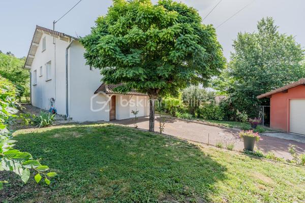 Vous recherchez une maison au calme, à proximité de toutes les commodités ? cette maison à 2 pas du centre ville , école et de la gare est faite pour vous! 
Son emplacement de choix avec un terrain de 823m2 saura vous séduire immédiatement. 
Avec ses 145m2 habitables, ses 2 garages et une rénovation énergétique réalisée en juin 2026 afin de vous faire bénéficier de tout le confort d'une construction neuve, cette maison saura vous ravir avec ses volumes et prestations. 
Elle se compose: 
Au rez de chaussée: 
- d'une entrée de 2,22m2
- d'une buanderie de 14,28m2
- d'un bureau ( idéal pour travailleur indépendant ou télétravail dans une pièce bien séparée du lieu de vie) de 9,89m2
- d'un garage de 28m2
- d'une cave de 9,62m2 

Au 1er étage: 
- d'un salon / salle à manger de 29,30m2 donnant sur un balcon 
- d'une cuisine fermée de 9,12m2 
- d'une chambre de 9,69m2
- d'une chambre de 10,26m2 
- d'un WC de 0,77m2
- d'une salle d'eau avec douche de 2,97m2

Au 2èeme étage: 
- d'une chambre mansardée de 24,33m2 idéal pour enfant et adolescent
- d'une salle d'eau avec WC de 1, 41m2
- d'une deuxième chambre mansardée de 27,97m2

Un garage indépendant de 22,45m2 avec une fosse pour les bricoleurs complète la maison. 
Côté jardin, le terrain est piscinable et possède une source qui vous permet d'arroser le jardin et de remplir votre future piscine. 

Côté prestations: 
- Pompe à chaleur air/eau avec ballon d'eau chaude installée en juin 2026 
- climatisation réversible dans toutes les pièces installée en juin 2026 
- Isolation extérieure et façade refaites en 2011
- Isolation sous rampants réalisée
- Fenêtres double vitrage PVC changées en 2013,2019 et 2023 + volets persienne
- Tout à l'égout 
- fibre 

En résumé, une maison avec 4 chambres, une rénovation énergétique complète et ses 2 garages au centre ville de Meximieux mais au calme. Bien rare à visiter sans tarder pour mieux apprécier. 
Visite virtuelle disponible sur mon site.