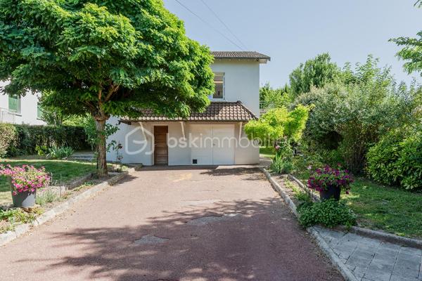 Vous recherchez une maison au calme, à proximité de toutes les commodités ? cette maison à 2 pas du centre ville , école et de la gare est faite pour vous! 
Son emplacement de choix avec un terrain de 823m2 saura vous séduire immédiatement. 
Avec ses 145m2 habitables, ses 2 garages et une rénovation énergétique réalisée en juin 2026 afin de vous faire bénéficier de tout le confort d'une construction neuve, cette maison saura vous ravir avec ses volumes et prestations. 
Elle se compose: 
Au rez de chaussée: 
- d'une entrée de 2,22m2
- d'une buanderie de 14,28m2
- d'un bureau ( idéal pour travailleur indépendant ou télétravail dans une pièce bien séparée du lieu de vie) de 9,89m2
- d'un garage de 28m2
- d'une cave de 9,62m2 

Au 1er étage: 
- d'un salon / salle à manger de 29,30m2 donnant sur un balcon 
- d'une cuisine fermée de 9,12m2 
- d'une chambre de 9,69m2
- d'une chambre de 10,26m2 
- d'un WC de 0,77m2
- d'une salle d'eau avec douche de 2,97m2

Au 2èeme étage: 
- d'une chambre mansardée de 24,33m2 idéal pour enfant et adolescent
- d'une salle d'eau avec WC de 1, 41m2
- d'une deuxième chambre mansardée de 27,97m2

Un garage indépendant de 22,45m2 avec une fosse pour les bricoleurs complète la maison. 
Côté jardin, le terrain est piscinable et possède une source qui vous permet d'arroser le jardin et de remplir votre future piscine. 

Côté prestations: 
- Pompe à chaleur air/eau avec ballon d'eau chaude installée en juin 2026 
- climatisation réversible dans toutes les pièces installée en juin 2026 
- Isolation extérieure et façade refaites en 2011
- Isolation sous rampants réalisée
- Fenêtres double vitrage PVC changées en 2013,2019 et 2023 + volets persienne
- Tout à l'égout 
- fibre 

En résumé, une maison avec 4 chambres, une rénovation énergétique complète et ses 2 garages au centre ville de Meximieux mais au calme. Bien rare à visiter sans tarder pour mieux apprécier. 
Visite virtuelle disponible sur mon site.