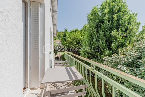 Vous recherchez une maison au calme, à proximité de toutes les commodités ? cette maison à 2 pas du centre ville , école et de la gare est faite pour vous! 
Son emplacement de choix avec un terrain de 823m2 saura vous séduire immédiatement. 
Avec ses 145m2 habitables, ses 2 garages et une rénovation énergétique réalisée en juin 2026 afin de vous faire bénéficier de tout le confort d'une construction neuve, cette maison saura vous ravir avec ses volumes et prestations. 
Elle se compose: 
Au rez de chaussée: 
- d'une entrée de 2,22m2
- d'une buanderie de 14,28m2
- d'un bureau ( idéal pour travailleur indépendant ou télétravail dans une pièce bien séparée du lieu de vie) de 9,89m2
- d'un garage de 28m2
- d'une cave de 9,62m2 

Au 1er étage: 
- d'un salon / salle à manger de 29,30m2 donnant sur un balcon 
- d'une cuisine fermée de 9,12m2 
- d'une chambre de 9,69m2
- d'une chambre de 10,26m2 
- d'un WC de 0,77m2
- d'une salle d'eau avec douche de 2,97m2

Au 2èeme étage: 
- d'une chambre mansardée de 24,33m2 idéal pour enfant et adolescent
- d'une salle d'eau avec WC de 1, 41m2
- d'une deuxième chambre mansardée de 27,97m2

Un garage indépendant de 22,45m2 avec une fosse pour les bricoleurs complète la maison. 
Côté jardin, le terrain est piscinable et possède une source qui vous permet d'arroser le jardin et de remplir votre future piscine. 

Côté prestations: 
- Pompe à chaleur air/eau avec ballon d'eau chaude installée en juin 2026 
- climatisation réversible dans toutes les pièces installée en juin 2026 
- Isolation extérieure et façade refaites en 2011
- Isolation sous rampants réalisée
- Fenêtres double vitrage PVC changées en 2013,2019 et 2023 + volets persienne
- Tout à l'égout 
- fibre 

En résumé, une maison avec 4 chambres, une rénovation énergétique complète et ses 2 garages au centre ville de Meximieux mais au calme. Bien rare à visiter sans tarder pour mieux apprécier. 
Visite virtuelle disponible sur mon site.