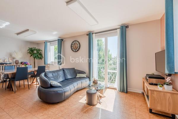 Vous recherchez une maison au calme, à proximité de toutes les commodités ? cette maison à 2 pas du centre ville , école et de la gare est faite pour vous! 
Son emplacement de choix avec un terrain de 823m2 saura vous séduire immédiatement. 
Avec ses 145m2 habitables, ses 2 garages et une rénovation énergétique réalisée en juin 2026 afin de vous faire bénéficier de tout le confort d'une construction neuve, cette maison saura vous ravir avec ses volumes et prestations. 
Elle se compose: 
Au rez de chaussée: 
- d'une entrée de 2,22m2
- d'une buanderie de 14,28m2
- d'un bureau ( idéal pour travailleur indépendant ou télétravail dans une pièce bien séparée du lieu de vie) de 9,89m2
- d'un garage de 28m2
- d'une cave de 9,62m2 

Au 1er étage: 
- d'un salon / salle à manger de 29,30m2 donnant sur un balcon 
- d'une cuisine fermée de 9,12m2 
- d'une chambre de 9,69m2
- d'une chambre de 10,26m2 
- d'un WC de 0,77m2
- d'une salle d'eau avec douche de 2,97m2

Au 2èeme étage: 
- d'une chambre mansardée de 24,33m2 idéal pour enfant et adolescent
- d'une salle d'eau avec WC de 1, 41m2
- d'une deuxième chambre mansardée de 27,97m2

Un garage indépendant de 22,45m2 avec une fosse pour les bricoleurs complète la maison. 
Côté jardin, le terrain est piscinable et possède une source qui vous permet d'arroser le jardin et de remplir votre future piscine. 

Côté prestations: 
- Pompe à chaleur air/eau avec ballon d'eau chaude installée en juin 2026 
- climatisation réversible dans toutes les pièces installée en juin 2026 
- Isolation extérieure et façade refaites en 2011
- Isolation sous rampants réalisée
- Fenêtres double vitrage PVC changées en 2013,2019 et 2023 + volets persienne
- Tout à l'égout 
- fibre 

En résumé, une maison avec 4 chambres, une rénovation énergétique complète et ses 2 garages au centre ville de Meximieux mais au calme. Bien rare à visiter sans tarder pour mieux apprécier. 
Visite virtuelle disponible sur mon site.