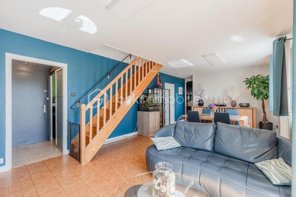 Vous recherchez une maison au calme, à proximité de toutes les commodités ? cette maison à 2 pas du centre ville , école et de la gare est faite pour vous! 
Son emplacement de choix avec un terrain de 823m2 saura vous séduire immédiatement. 
Avec ses 145m2 habitables, ses 2 garages et une rénovation énergétique réalisée en juin 2026 afin de vous faire bénéficier de tout le confort d'une construction neuve, cette maison saura vous ravir avec ses volumes et prestations. 
Elle se compose: 
Au rez de chaussée: 
- d'une entrée de 2,22m2
- d'une buanderie de 14,28m2
- d'un bureau ( idéal pour travailleur indépendant ou télétravail dans une pièce bien séparée du lieu de vie) de 9,89m2
- d'un garage de 28m2
- d'une cave de 9,62m2 

Au 1er étage: 
- d'un salon / salle à manger de 29,30m2 donnant sur un balcon 
- d'une cuisine fermée de 9,12m2 
- d'une chambre de 9,69m2
- d'une chambre de 10,26m2 
- d'un WC de 0,77m2
- d'une salle d'eau avec douche de 2,97m2

Au 2èeme étage: 
- d'une chambre mansardée de 24,33m2 idéal pour enfant et adolescent
- d'une salle d'eau avec WC de 1, 41m2
- d'une deuxième chambre mansardée de 27,97m2

Un garage indépendant de 22,45m2 avec une fosse pour les bricoleurs complète la maison. 
Côté jardin, le terrain est piscinable et possède une source qui vous permet d'arroser le jardin et de remplir votre future piscine. 

Côté prestations: 
- Pompe à chaleur air/eau avec ballon d'eau chaude installée en juin 2026 
- climatisation réversible dans toutes les pièces installée en juin 2026 
- Isolation extérieure et façade refaites en 2011
- Isolation sous rampants réalisée
- Fenêtres double vitrage PVC changées en 2013,2019 et 2023 + volets persienne
- Tout à l'égout 
- fibre 

En résumé, une maison avec 4 chambres, une rénovation énergétique complète et ses 2 garages au centre ville de Meximieux mais au calme. Bien rare à visiter sans tarder pour mieux apprécier. 
Visite virtuelle disponible sur mon site.