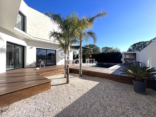 SAINT FELIU D'AVALL Maison récent 4 faces, 5 pièces avec garage sur 900m² de parcelle