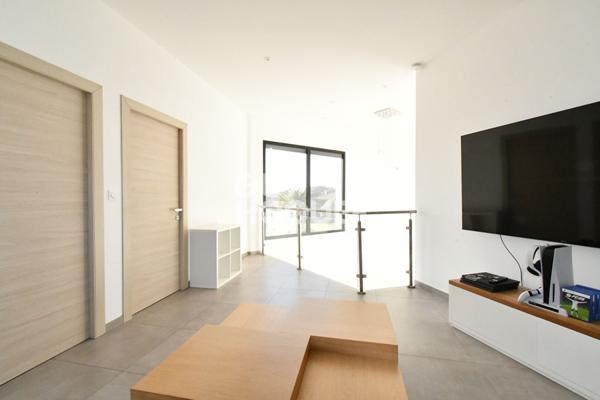 SAINT FELIU D'AVALL Maison récent 4 faces, 5 pièces avec garage sur 900m² de parcelle