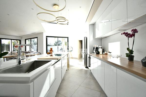 SAINT FELIU D'AVALL Maison récent 4 faces, 5 pièces avec garage sur 900m² de parcelle