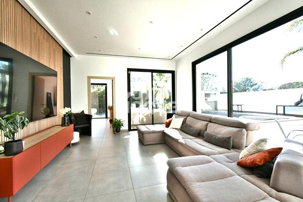 SAINT FELIU D'AVALL Maison récent 4 faces, 5 pièces avec garage sur 900m² de parcelle