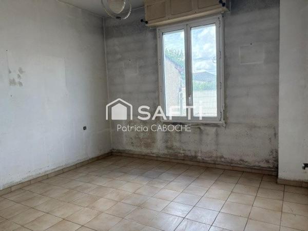 Parcelle 300 m2, maison de plain pied de 70 m2 avec grand garage à rénover