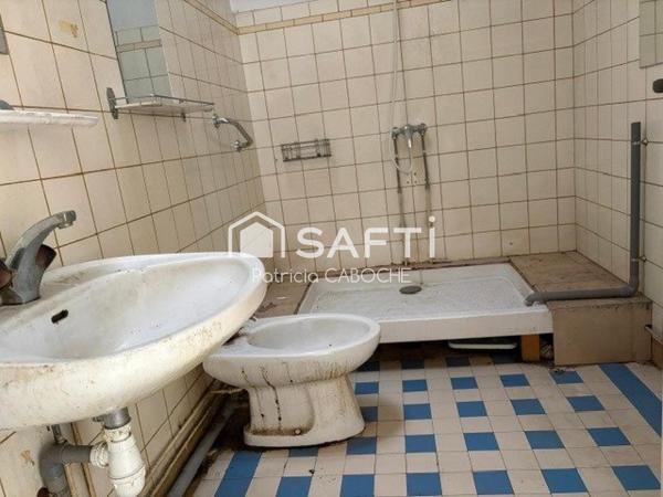 Parcelle 300 m2, maison de plain pied de 70 m2 avec grand garage à rénover