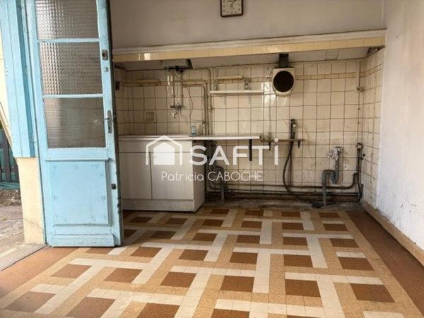 Parcelle 300 m2, maison de plain pied de 70 m2 avec grand garage à rénover