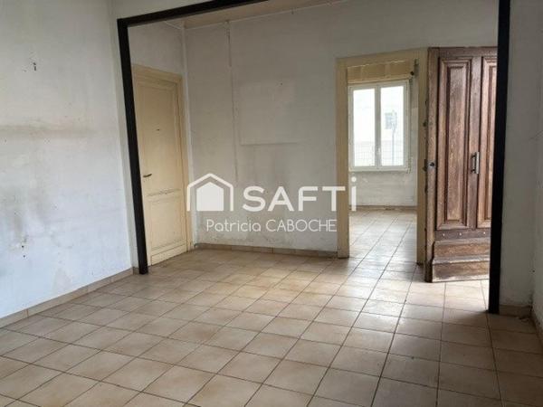 Parcelle 300 m2, maison de plain pied de 70 m2 avec grand garage à rénover