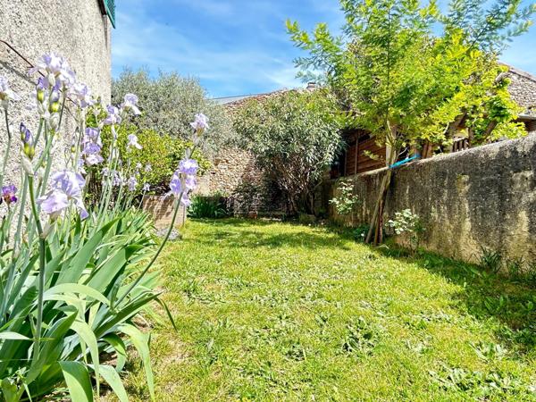 Dans un maison de village, charme de l'ancien et très joli jardin privatif