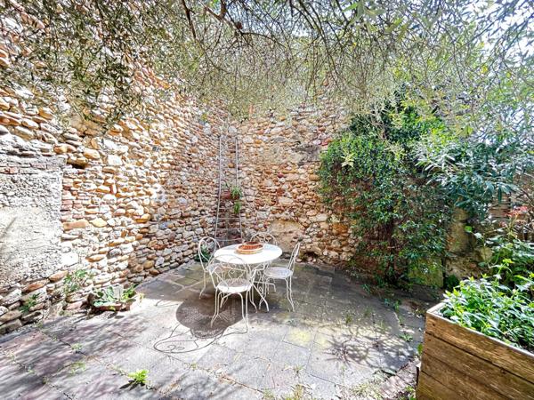 Dans un maison de village, charme de l'ancien et très joli jardin privatif