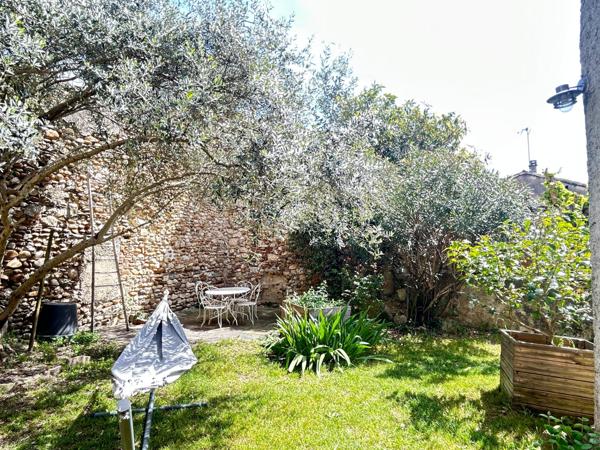 Dans un maison de village, charme de l'ancien et très joli jardin privatif