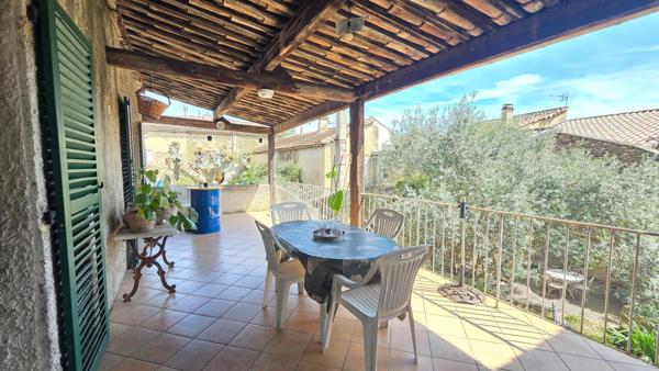 Dans un maison de village, charme de l'ancien et très joli jardin privatif