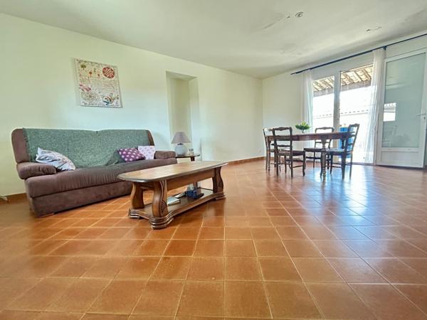 Dans un maison de village, charme de l'ancien et très joli jardin privatif