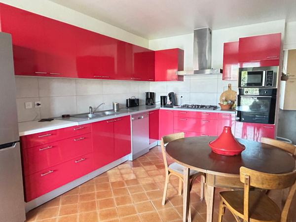 Dans un maison de village, charme de l'ancien et très joli jardin privatif