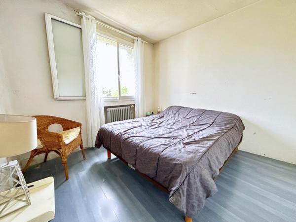 Dans un maison de village, charme de l'ancien et très joli jardin privatif