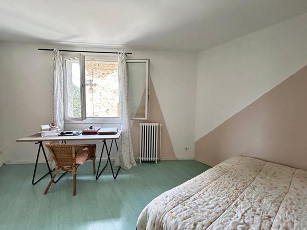 Dans un maison de village, charme de l'ancien et très joli jardin privatif