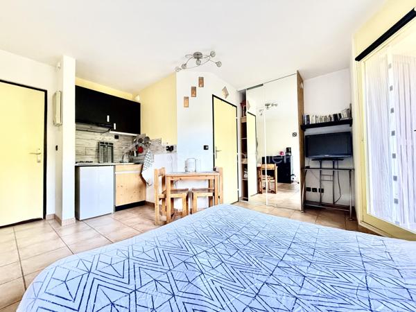 À VENDRE STUDIO 18 M² AVEC TERRASSE - GREOUX LES BAINS - PRIX 67 500€

🏡 Studio idéal investissement locatif à Gréoux-les-Bains – 04800 🌿✨

Situé au cœur de la célèbre station thermale de Gréoux-les-Bains, à proximité de ITER et Cadarache, découvrez ce charmant studio de 18 m² offrant un excellent potentiel locatif 📈

✅ Vendu meublé 🛋️
✅ Location à l’année ou en courte durée
✅ Très bon rendement locatif
✅ Faibles charges de copropriété
✅ Résidence calme et conviviale

Le studio se compose de :
🛁 Une salle de bain avec baignoire
☀️ Une agréable terrasse
🌿 Un petit jardin
🌳 Parc et espaces verts en parties communes

📍 Emplacement stratégique dans un village dynamique et recherché, connu pour ses cures thermales et sa proximité avec les grands pôles d’activité.

💡 Idéal pour un investissement rentable, une résidence secondaire ou un pied-à-terre au soleil !

📞 À visiter sans tarder
      MAGNAN AMANDINE
      BSK immobilier
      06 79 99 89 89