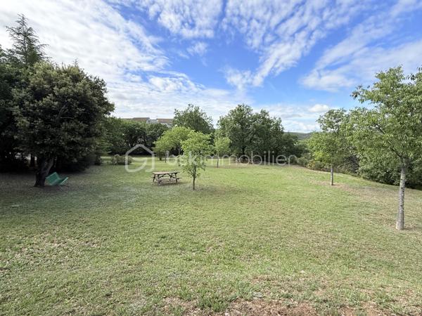 À VENDRE STUDIO 18 M² AVEC TERRASSE - GREOUX LES BAINS - PRIX 67 500€

🏡 Studio idéal investissement locatif à Gréoux-les-Bains – 04800 🌿✨

Situé au cœur de la célèbre station thermale de Gréoux-les-Bains, à proximité de ITER et Cadarache, découvrez ce charmant studio de 18 m² offrant un excellent potentiel locatif 📈

✅ Vendu meublé 🛋️
✅ Location à l’année ou en courte durée
✅ Très bon rendement locatif
✅ Faibles charges de copropriété
✅ Résidence calme et conviviale

Le studio se compose de :
🛁 Une salle de bain avec baignoire
☀️ Une agréable terrasse
🌿 Un petit jardin
🌳 Parc et espaces verts en parties communes

📍 Emplacement stratégique dans un village dynamique et recherché, connu pour ses cures thermales et sa proximité avec les grands pôles d’activité.

💡 Idéal pour un investissement rentable, une résidence secondaire ou un pied-à-terre au soleil !

📞 À visiter sans tarder
      MAGNAN AMANDINE
      BSK immobilier
      06 79 99 89 89