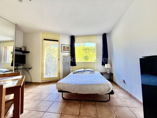 À VENDRE STUDIO 18 M² AVEC TERRASSE - GREOUX LES BAINS - PRIX 67 500€

🏡 Studio idéal investissement locatif à Gréoux-les-Bains – 04800 🌿✨

Situé au cœur de la célèbre station thermale de Gréoux-les-Bains, à proximité de ITER et Cadarache, découvrez ce charmant studio de 18 m² offrant un excellent potentiel locatif 📈

✅ Vendu meublé 🛋️
✅ Location à l’année ou en courte durée
✅ Très bon rendement locatif
✅ Faibles charges de copropriété
✅ Résidence calme et conviviale

Le studio se compose de :
🛁 Une salle de bain avec baignoire
☀️ Une agréable terrasse
🌿 Un petit jardin
🌳 Parc et espaces verts en parties communes

📍 Emplacement stratégique dans un village dynamique et recherché, connu pour ses cures thermales et sa proximité avec les grands pôles d’activité.

💡 Idéal pour un investissement rentable, une résidence secondaire ou un pied-à-terre au soleil !

📞 À visiter sans tarder
      MAGNAN AMANDINE
      BSK immobilier
      06 79 99 89 89
