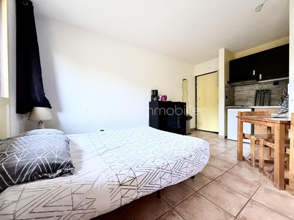À VENDRE STUDIO 18 M² AVEC TERRASSE - GREOUX LES BAINS - PRIX 67 500€

🏡 Studio idéal investissement locatif à Gréoux-les-Bains – 04800 🌿✨

Situé au cœur de la célèbre station thermale de Gréoux-les-Bains, à proximité de ITER et Cadarache, découvrez ce charmant studio de 18 m² offrant un excellent potentiel locatif 📈

✅ Vendu meublé 🛋️
✅ Location à l’année ou en courte durée
✅ Très bon rendement locatif
✅ Faibles charges de copropriété
✅ Résidence calme et conviviale

Le studio se compose de :
🛁 Une salle de bain avec baignoire
☀️ Une agréable terrasse
🌿 Un petit jardin
🌳 Parc et espaces verts en parties communes

📍 Emplacement stratégique dans un village dynamique et recherché, connu pour ses cures thermales et sa proximité avec les grands pôles d’activité.

💡 Idéal pour un investissement rentable, une résidence secondaire ou un pied-à-terre au soleil !

📞 À visiter sans tarder
      MAGNAN AMANDINE
      BSK immobilier
      06 79 99 89 89