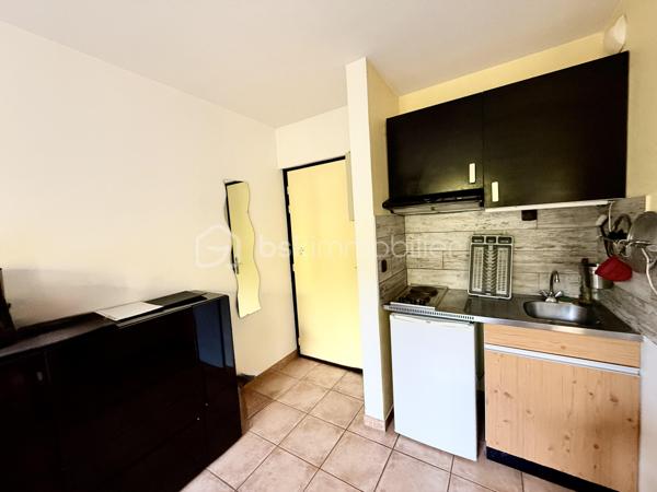 À VENDRE STUDIO 18 M² AVEC TERRASSE - GREOUX LES BAINS - PRIX 67 500€

🏡 Studio idéal investissement locatif à Gréoux-les-Bains – 04800 🌿✨

Situé au cœur de la célèbre station thermale de Gréoux-les-Bains, à proximité de ITER et Cadarache, découvrez ce charmant studio de 18 m² offrant un excellent potentiel locatif 📈

✅ Vendu meublé 🛋️
✅ Location à l’année ou en courte durée
✅ Très bon rendement locatif
✅ Faibles charges de copropriété
✅ Résidence calme et conviviale

Le studio se compose de :
🛁 Une salle de bain avec baignoire
☀️ Une agréable terrasse
🌿 Un petit jardin
🌳 Parc et espaces verts en parties communes

📍 Emplacement stratégique dans un village dynamique et recherché, connu pour ses cures thermales et sa proximité avec les grands pôles d’activité.

💡 Idéal pour un investissement rentable, une résidence secondaire ou un pied-à-terre au soleil !

📞 À visiter sans tarder
      MAGNAN AMANDINE
      BSK immobilier
      06 79 99 89 89