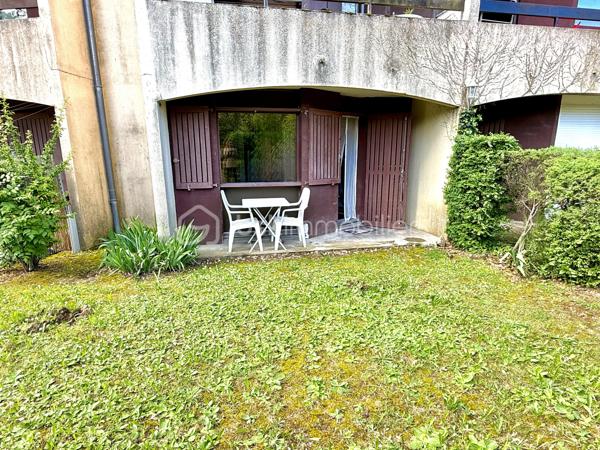 À VENDRE STUDIO 18 M² AVEC TERRASSE - GREOUX LES BAINS - PRIX 67 500€

🏡 Studio idéal investissement locatif à Gréoux-les-Bains – 04800 🌿✨

Situé au cœur de la célèbre station thermale de Gréoux-les-Bains, à proximité de ITER et Cadarache, découvrez ce charmant studio de 18 m² offrant un excellent potentiel locatif 📈

✅ Vendu meublé 🛋️
✅ Location à l’année ou en courte durée
✅ Très bon rendement locatif
✅ Faibles charges de copropriété
✅ Résidence calme et conviviale

Le studio se compose de :
🛁 Une salle de bain avec baignoire
☀️ Une agréable terrasse
🌿 Un petit jardin
🌳 Parc et espaces verts en parties communes

📍 Emplacement stratégique dans un village dynamique et recherché, connu pour ses cures thermales et sa proximité avec les grands pôles d’activité.

💡 Idéal pour un investissement rentable, une résidence secondaire ou un pied-à-terre au soleil !

📞 À visiter sans tarder
      MAGNAN AMANDINE
      BSK immobilier
      06 79 99 89 89