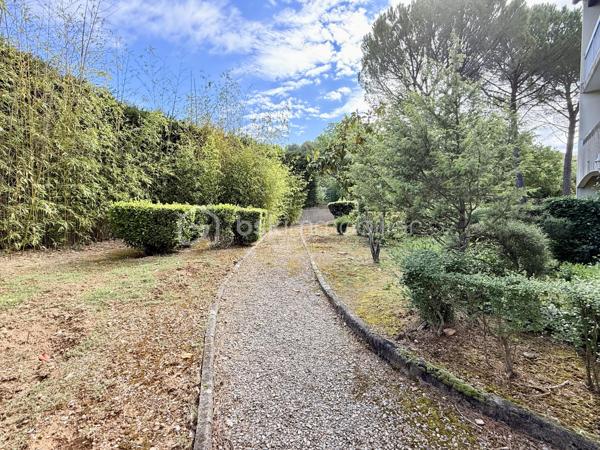 À VENDRE STUDIO 18 M² AVEC TERRASSE - GREOUX LES BAINS - PRIX 67 500€

🏡 Studio idéal investissement locatif à Gréoux-les-Bains – 04800 🌿✨

Situé au cœur de la célèbre station thermale de Gréoux-les-Bains, à proximité de ITER et Cadarache, découvrez ce charmant studio de 18 m² offrant un excellent potentiel locatif 📈

✅ Vendu meublé 🛋️
✅ Location à l’année ou en courte durée
✅ Très bon rendement locatif
✅ Faibles charges de copropriété
✅ Résidence calme et conviviale

Le studio se compose de :
🛁 Une salle de bain avec baignoire
☀️ Une agréable terrasse
🌿 Un petit jardin
🌳 Parc et espaces verts en parties communes

📍 Emplacement stratégique dans un village dynamique et recherché, connu pour ses cures thermales et sa proximité avec les grands pôles d’activité.

💡 Idéal pour un investissement rentable, une résidence secondaire ou un pied-à-terre au soleil !

📞 À visiter sans tarder
      MAGNAN AMANDINE
      BSK immobilier
      06 79 99 89 89