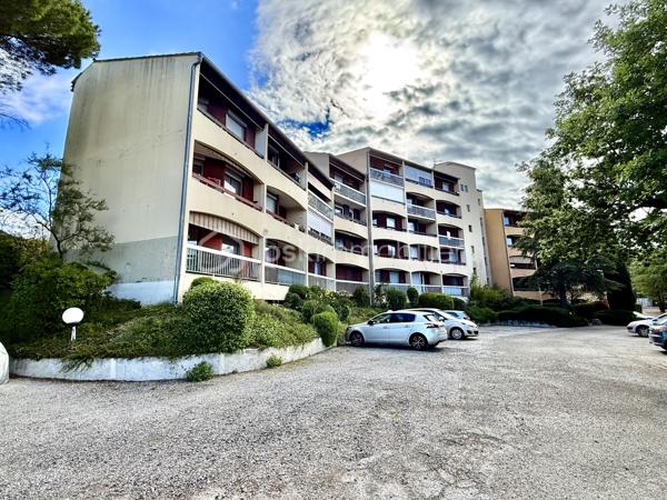À VENDRE STUDIO 18 M² AVEC TERRASSE - GREOUX LES BAINS - PRIX 67 500€

🏡 Studio idéal investissement locatif à Gréoux-les-Bains – 04800 🌿✨

Situé au cœur de la célèbre station thermale de Gréoux-les-Bains, à proximité de ITER et Cadarache, découvrez ce charmant studio de 18 m² offrant un excellent potentiel locatif 📈

✅ Vendu meublé 🛋️
✅ Location à l’année ou en courte durée
✅ Très bon rendement locatif
✅ Faibles charges de copropriété
✅ Résidence calme et conviviale

Le studio se compose de :
🛁 Une salle de bain avec baignoire
☀️ Une agréable terrasse
🌿 Un petit jardin
🌳 Parc et espaces verts en parties communes

📍 Emplacement stratégique dans un village dynamique et recherché, connu pour ses cures thermales et sa proximité avec les grands pôles d’activité.

💡 Idéal pour un investissement rentable, une résidence secondaire ou un pied-à-terre au soleil !

📞 À visiter sans tarder
      MAGNAN AMANDINE
      BSK immobilier
      06 79 99 89 89