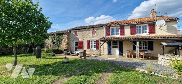 Maison de bourg d'une surface totale de 136 m² sur 1158 m² de terrain, comprenant :
entrée sur...