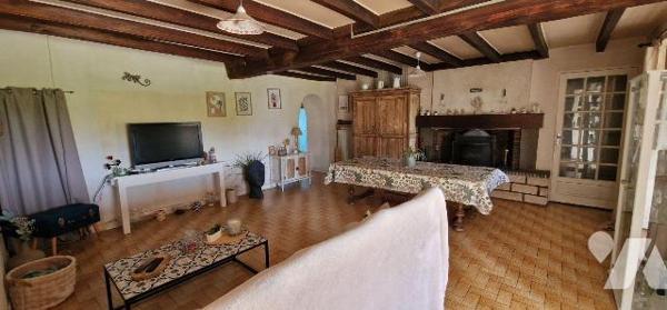 Maison de bourg d'une surface totale de 136 m² sur 1158 m² de terrain, comprenant :
entrée sur...