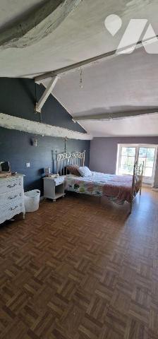 Maison de bourg d'une surface totale de 136 m² sur 1158 m² de terrain, comprenant :
entrée sur...