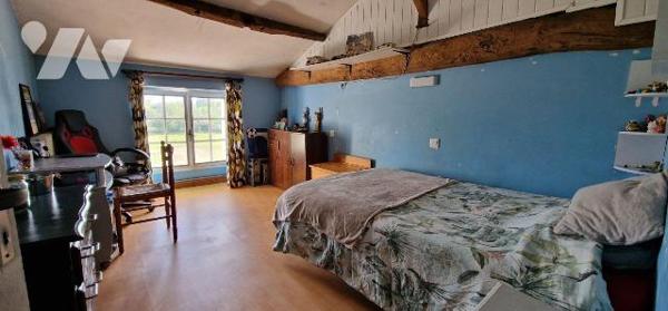 Maison de bourg d'une surface totale de 136 m² sur 1158 m² de terrain, comprenant :
entrée sur...